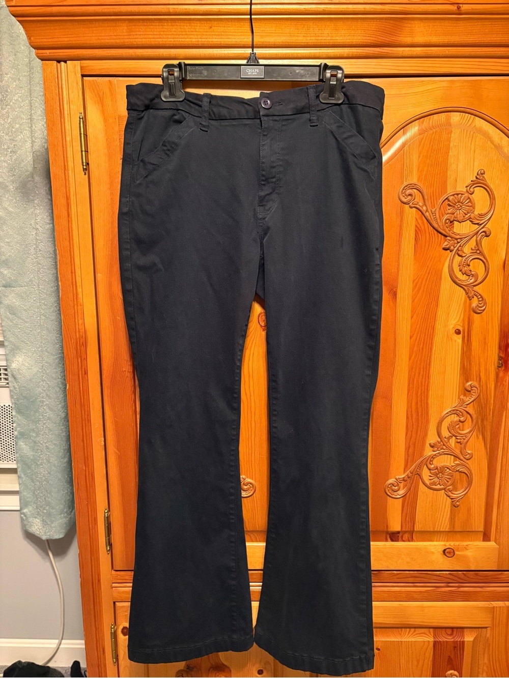 American Eagle woman’s navy bootleg chinos